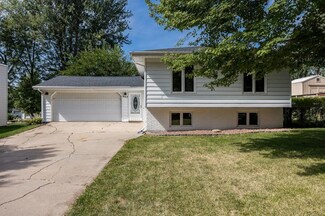 607 Sunrise Ct, Center Point, IA 52213