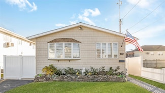 147 W Hampton Rd, Lindenhurst, NY 11757