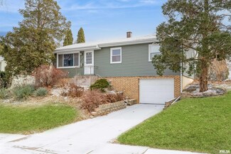 2337 N Birchwood Ave, Davenport, IA 52804