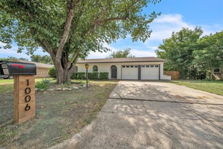 1006 John Reagan St, Benbrook, TX 76126