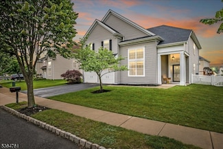 21 Dahlia Ct, Piscataway, NJ 08854