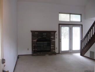 108 Meadowbrook Dr, Slingerlands, NY 12159