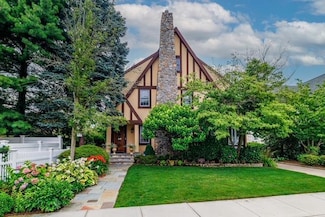 11 Loel Ct, Rockville Centre, NY 11570