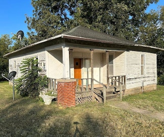 707 Mulberry St, Cisne, IL 62823