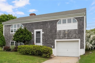 3 Ernest St, Newport, RI 02840