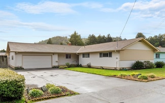1096 Riverside Dr, Rio Dell, CA 95562