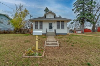 30 Estes Ave NW, Madelia, MN 56062