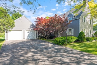 435 S Bay Cir, Colchester, VT 05446