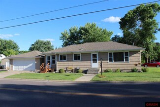 1003 Adams St, Mankato, MN 56001