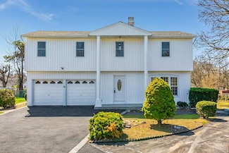 38 Melody Ln, Amityville, NY 11701