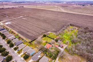 530 Continental Dr, Seguin, TX 78155