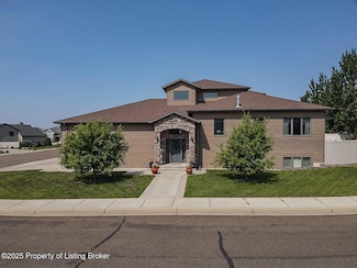 929 Pheasant Run Ave, Dickinson, ND 58601