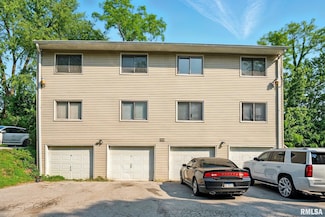 3117 Schuetzen Ln, Davenport, IA 52804