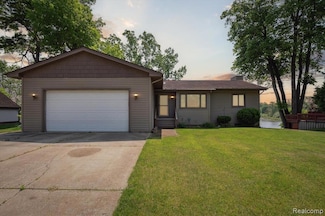 88 W Peterson Dr, Brighton, MI 48114