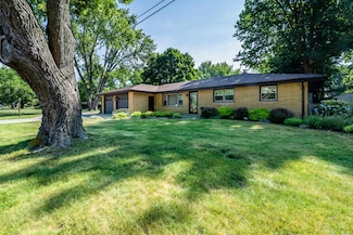 1686 N Teakwood Dr, Stevensville, MI 49127