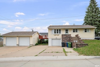 1206 10th Ave N, Clinton, IA 52732
