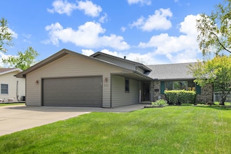 933 Gregory Ln, Schaumburg, IL 60193