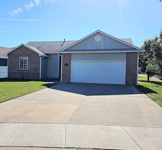 301 Kisiwa Village Rd, Hutchinson, KS 67502