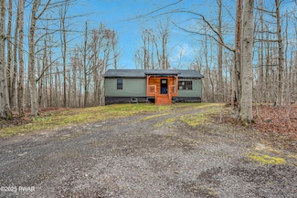 52 Chipmunk Ln, Moscow, PA 18444