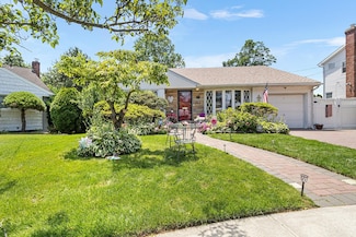 883 Saint James Place, Franklin Square, NY 11010