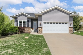 2091 Mackinaw Dr, Iowa City, IA 52245
