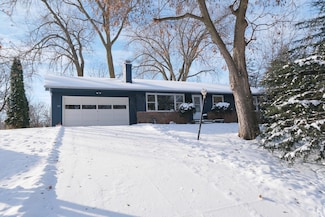 148X Ridgeview Ln, Wayzata, MN 55391