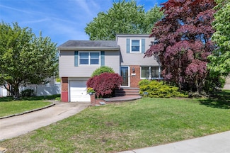 7 Garnet Ln, Plainview, NY 11803