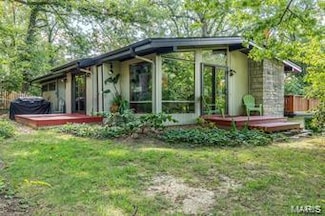 649 Craigwoods Dr, Saint Louis, MO 63122