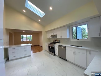 2442 1st St Unit 2 Fl, Fort Lee, NJ 07024