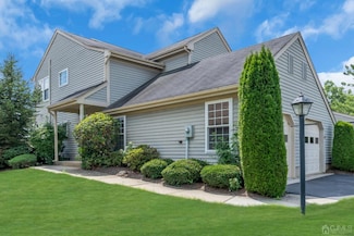 27 Glastonbury Dr, Monroe Township, NJ 08831