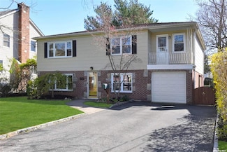 6 Dunes Ln Unit 2nd Fl, Port Washington, NY 11050