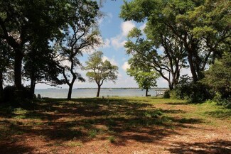 49 Meigs Dr, Shalimar, FL 32579