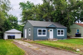 906 SE 34th St, Topeka, KS 66605