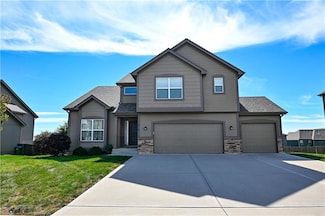 915 Coyote Dr, Raymore, MO 64083