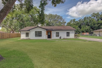 112 Walnut St, Angleton, TX 77515