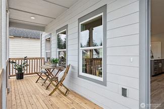 21 Compass Ln, Allyn, WA 98524