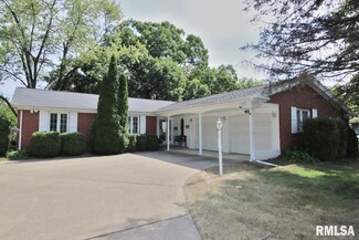 1804 Saint Clair Dr, Pekin, IL 61554