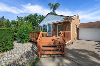 2739 Yorkshire Rd, Birmingham, MI 48009