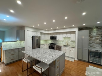 16 Linbrook Dr, South Amboy, NJ 08879