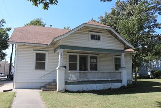 915 6th St, Clay Center, KS 67432