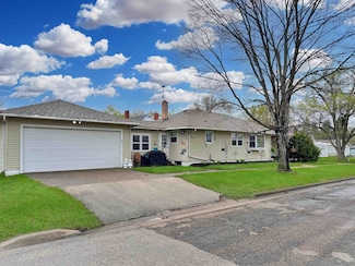 902 E Broadway St, Prairie Du Chien, WI 53821