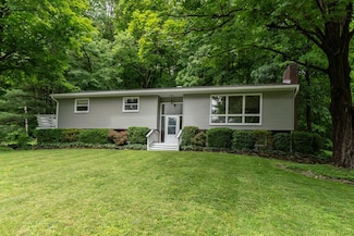 41 Mountain Dr, Pleasant Valley, NY 12569