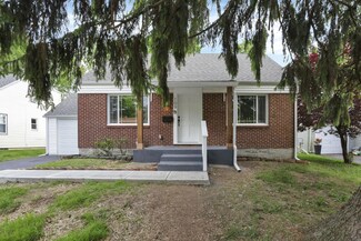 109 Sharon Springs Dr, Worthington, OH 43085