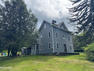 8 Kaiser Strasse, Beach Lake, PA 18405