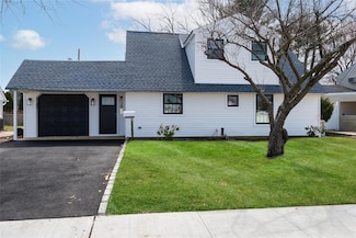 27 Walnut Ln, Hicksville, NY 11801