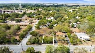 905 N Blanco St, Lockhart, TX 78644