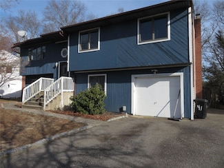 41 Woodbrook Dr, Ridge, NY 11961