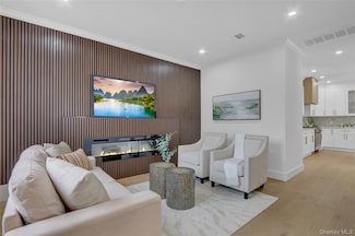 126 Rim Ln, Hicksville, NY 11801