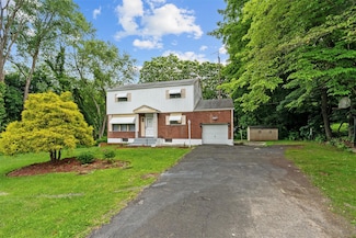 4 Westbrook Dr, Cortlandt Manor, NY 10567