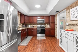736 Ixora Ln, Plantation, FL 33317